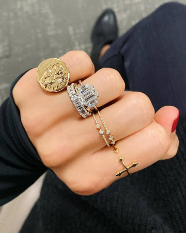 10 French Girl Jewelry Pieces (and How to Style Them Like a Parisian)