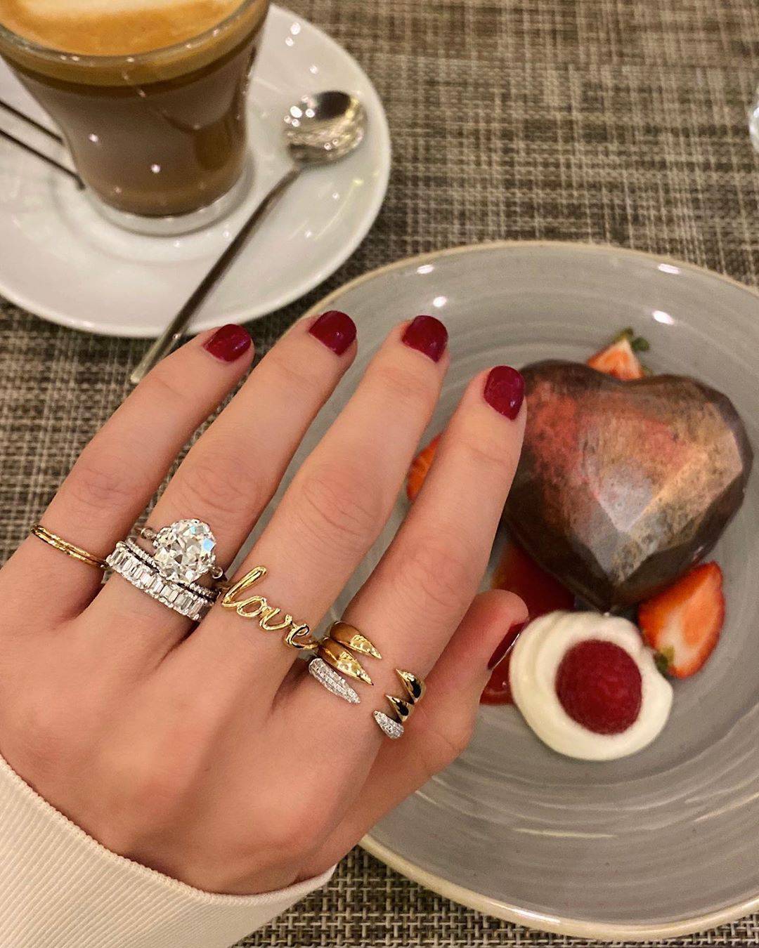 28 Anniversary Jewelry Gifts for Her to Celebrate Your Love