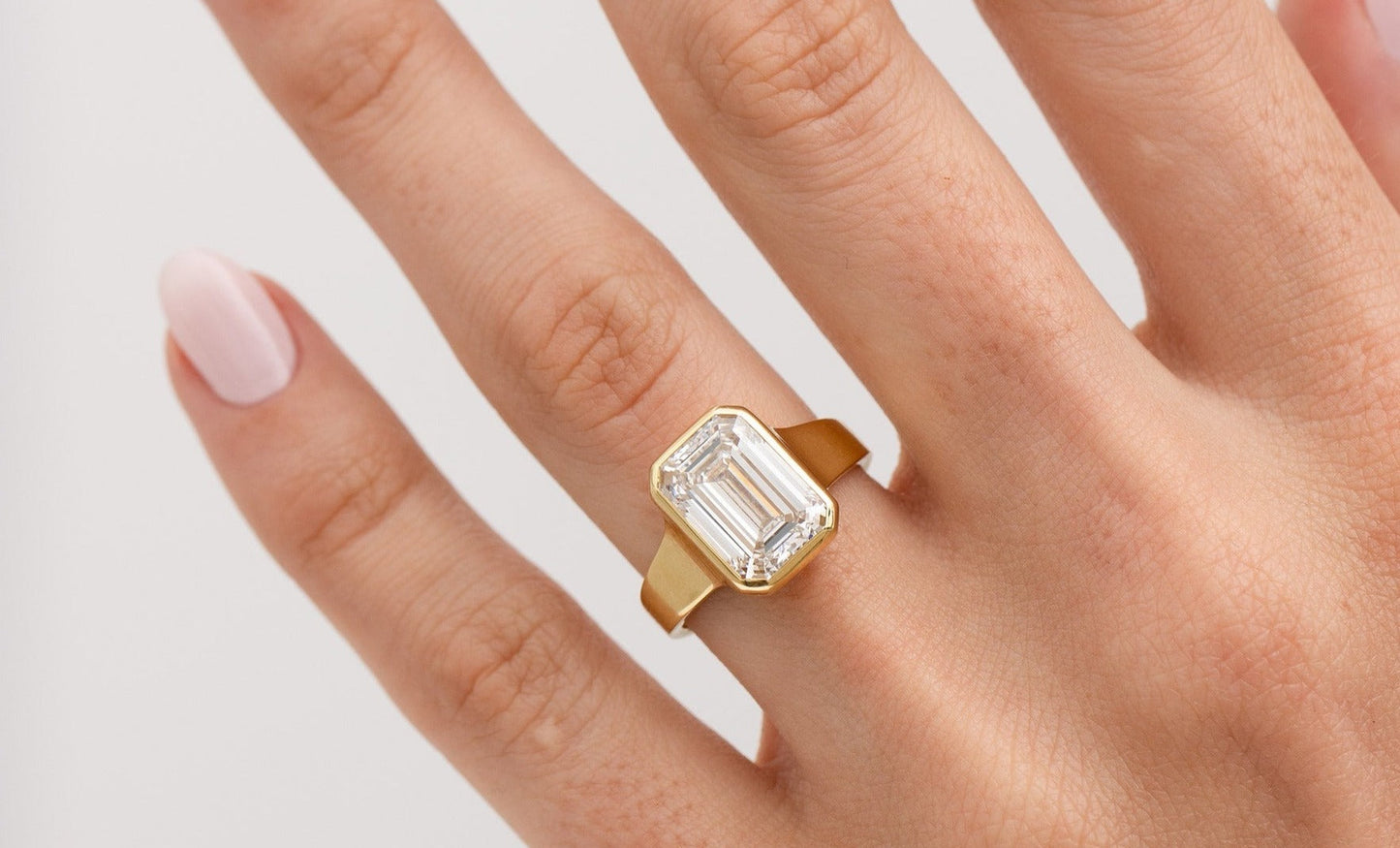 Paragon Bezel Emerald YG on hand 40675257122904