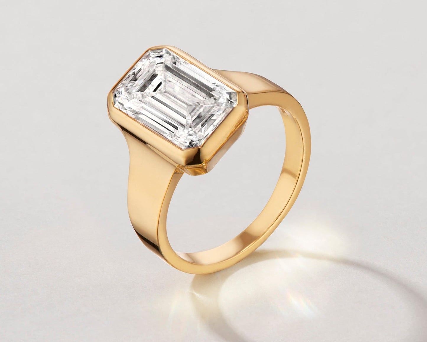 Paragon Bezel Emerald YG lifestyle 40675257122904