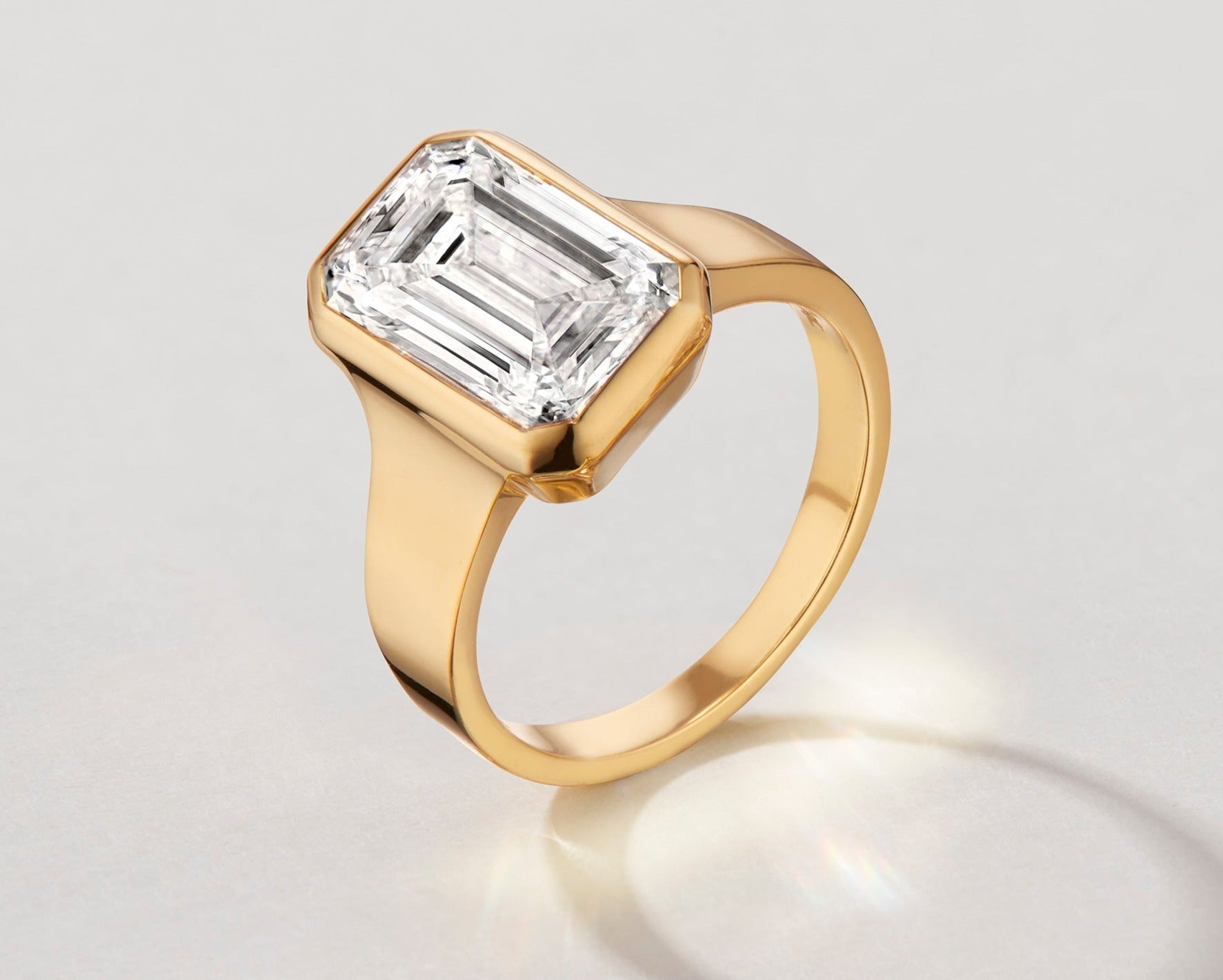 Paragon Bezel Emerald YG lifestyle 40675257122904