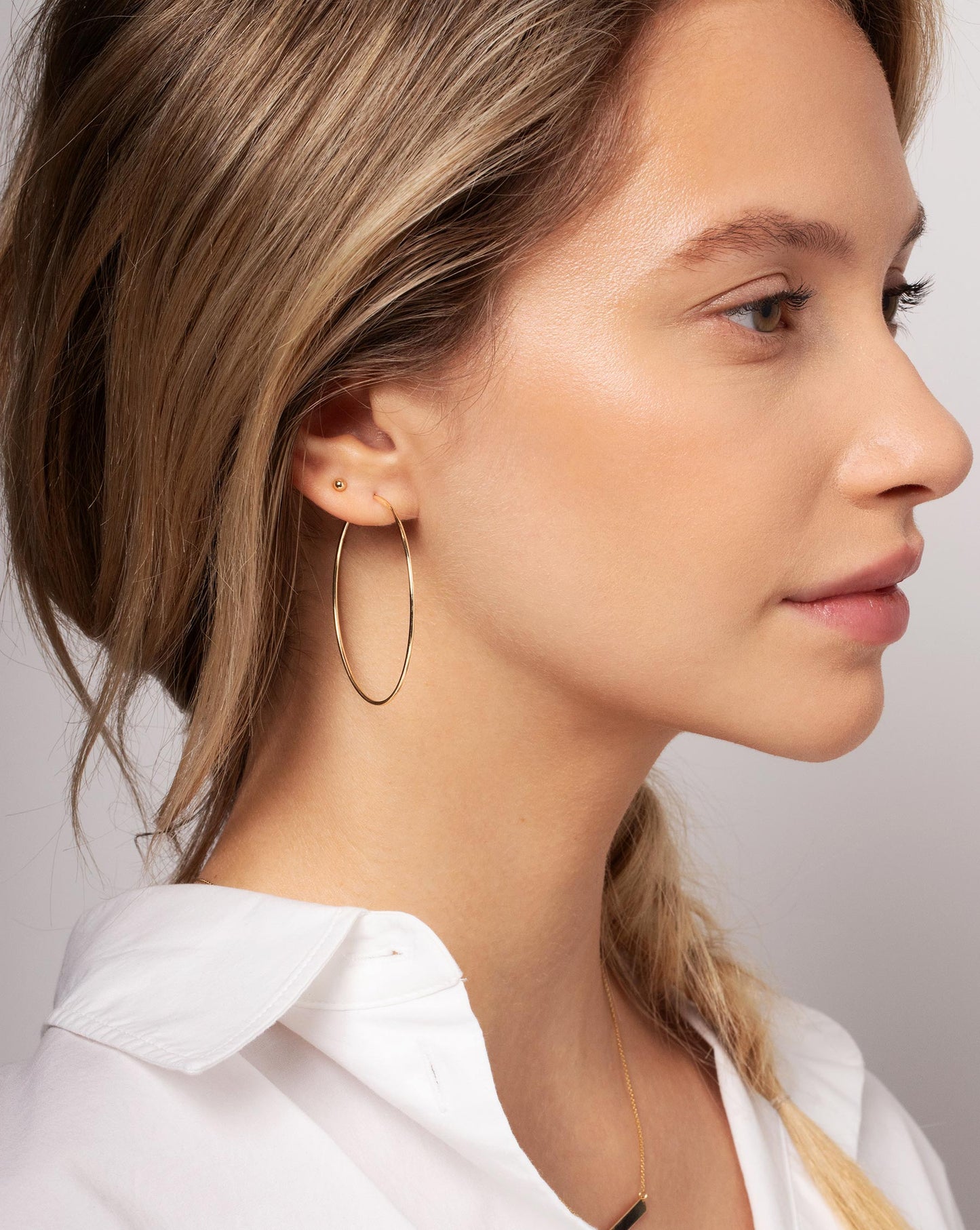 Ring Concierge 1 mm Endless Gold Tube Hoops on model